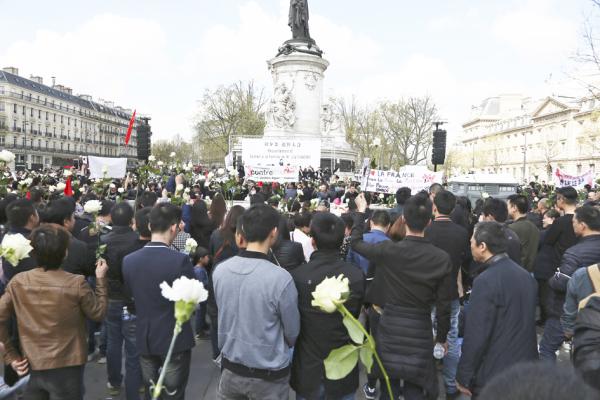 2017年4月2日，法国数千名华人来到巴黎共和国广场(Place de la République)为刘少尧举行悼念活动。(摄影:李牧/看中国)
