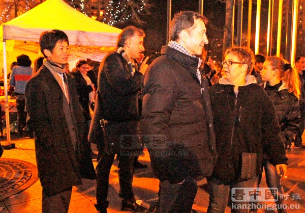 19区区长达纽（左三）与区政府官员和华人参政代表施伟明（左一）等与居民过传统彩灯节。（摄影：林莲怡/看中国）
