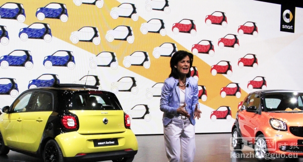 le PDG de Smart Annette Winkler présente la smart forfour et la smart fortwo. 图片说明