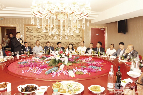 朱佩在午餐会上听取华商代表陈东晓的发言。 朱佩在午餐会上听取华商代表陈东晓的发言。