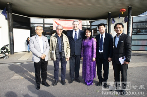 布希市市长杜波斯克（中）、华人副市长刘志伟（右二）（摄影：林莲怡/看中国）