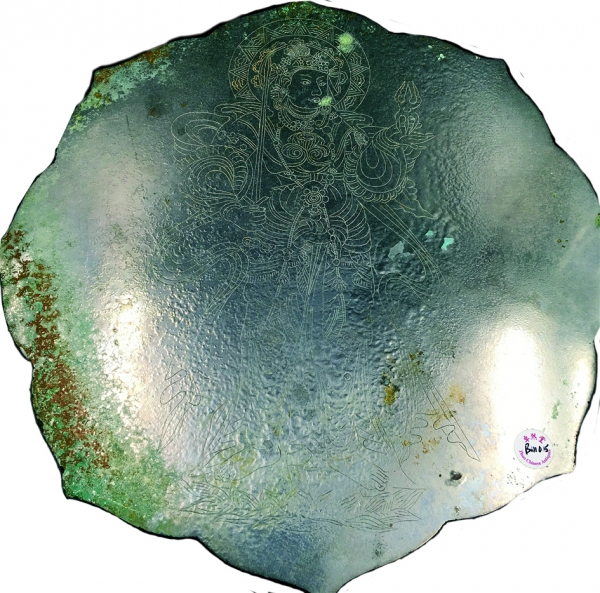 镜面正中的佛教护法天王像 镜面正中的佛教护法天王像