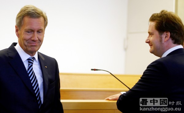 涉嫌受贿720欧元，德国前总理伍尔夫（左）14日坐上被告席，涉嫌向其行贿的电影制片商格罗纳伍尔德（右）也一同成为被告。（AFP/Getty Images）