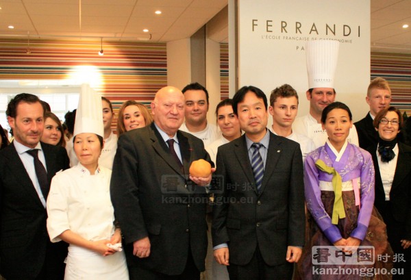 费宏迪高等厨艺学院校长德孟特（左三），韩国农水产食品流通公社巴黎中心经理KIM Young-Bum（左四）和身旁的韩国回声协会会长Mia LEE DERVOUT