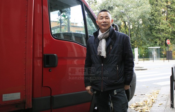 张师傅和他新近添置的的大货车(摄影:李牧/看中国) 张师傅和他新近添置的的大货车(摄影:李牧/看中国)