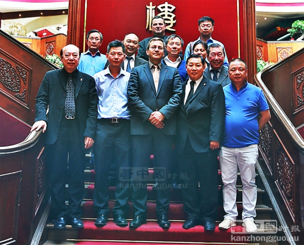 参加法国亚裔联盟工作会议人员合影(图片由法国亚裔联盟提供)