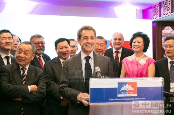 法国前总统、法国共和党主席萨科齐在法亚共和联盟周年庆晚会上致辞。 (摄影:宋源/看中国) 法国前总统、法国共和党主席萨科齐在法亚共和联盟周年庆晚会上致辞。 (摄影:宋源/看中国)