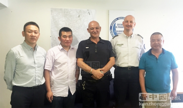 巴黎20区警察局长赫贡(右二)与少校帕图罗(中)、美丽城联合商会会长姜金玉(右一)、秘书长陈东晓(左一)、顾问池万峰(左二)合影。 (摄影:林莲怡/看中国) 巴黎20区警察局长赫贡(右二)与少校帕图罗(中)、美丽城联合商会会长姜金玉(右一)、秘书长陈东晓(左一)、顾问池万峰(左二)合影。 (摄影:林莲怡/看中国)
