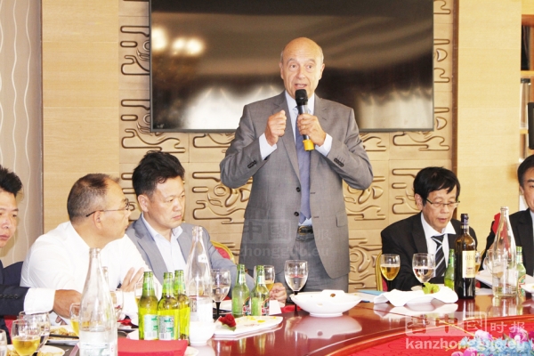 朱佩在将军府大酒店与华人代表的午餐会上讲话。 朱佩在将军府大酒店与华人代表的午餐会上讲话。