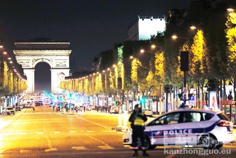 4月20日巴黎香榭丽舍大街恐袭现场(AFP/Getty Images) 4月20日巴黎香榭丽舍大街恐袭现场(AFP/Getty Images)
