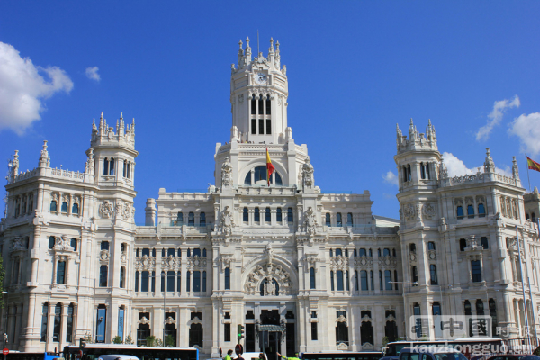 图为位于马德里西贝莱斯广场旁的通信宫(Palacio de Comunicaciones),现为马德里市政厅。(摄影:李明/看中国) 图为位于马德里西贝莱斯广场旁的通信宫(Palacio de Comunicaciones),现为马德里市政厅。(摄影:李明/看中国)