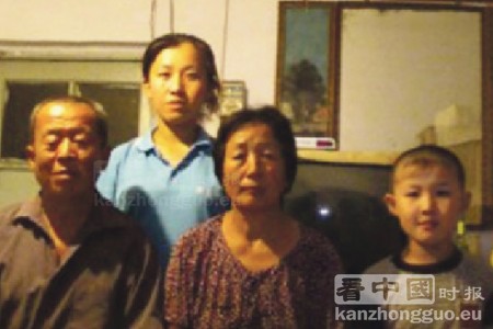 小孟的父母、妻子和9岁的孩子在小孟家合影。