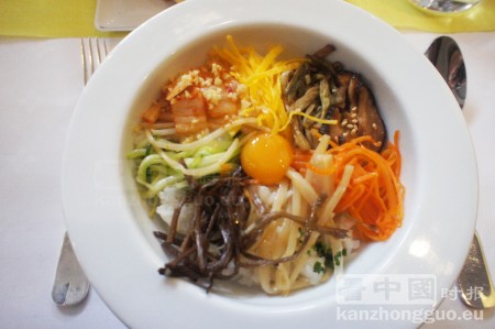 午宴菜肴之一：韩国拌饭（摄影：程茗芝/看中国）