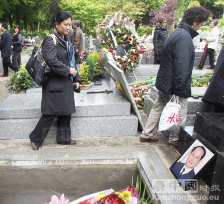 《看中国》时报社长Patricia CHEN女士于5月7日在94省的巴黎墓地(Cimetière Parisien)与薛老告别。(摄影:林莲怡/看中国) 《看中国》时报社长Patricia CHEN女士于5月7日在94省的巴黎墓地(Cimetière Parisien)与薛老告别。(摄影:林莲怡/看中国)
