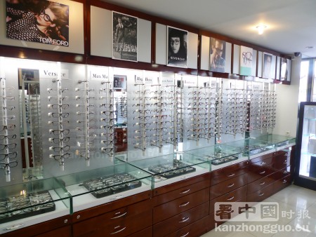 巴黎美丽城眼镜行的选择种类繁多（摄影：陆云/看中国）