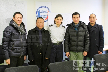 20区警察局副局长乔丹女士（中）、法国美丽城联合商会会长姜金玉（左二）、秘书长陈东晓（左一）、会长助理吴禹鹏（右二）、副会长董唐弟（右一）(摄影：林莲怡/看中国