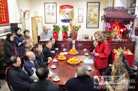 莫里泽(右排中)在法国潮州会馆拜年。(摄影:林莲怡/看中国) 莫里泽(右排中)在法国潮州会馆拜年。(摄影:林莲怡/看中国)