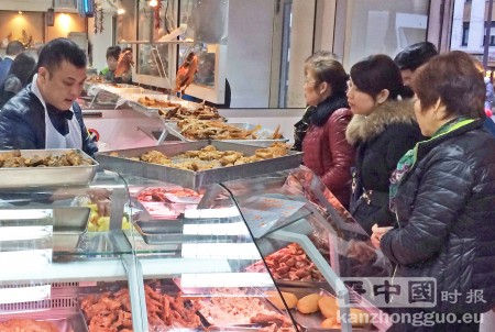 家家卤味林老板（左）在店中忙着接待客人。(摄影：陆云)