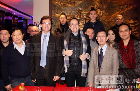 UMP20区区长竞选人佩里方（前排左二）、UMP11区区长竞选人圣-艾迪安（前排左三）、华裔从政人士蔡垂彪（前排左一）、法国寮都师生联谊互助会会长马楚海（前排右