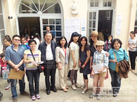 中华学校校长丁伟星先生（左三）与老师们合影。 （摄影：陆云）