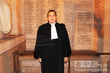 本案被害方家属委托的律师Laurent Gryner,摄于巴黎司法宫(Palais de justice)(摄影:程茗芝/看中国) 本案被害方家属委托的律师Laurent Gryner,摄于巴黎司法宫(Palais de justice)(摄影:程茗芝/看中国)