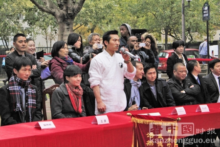 巴黎20区副区长施伟明（前排左一），中国驻法使馆领事部秘书王原（左二），法国国际天行武道馆长涂远见（左三），巴黎19区区长弗朗索瓦·达纽（左四）与19区副区长王