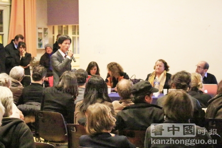 巴黎20区区政府负责商业的华人副区长施伟明（左），20区区长卡兰德拉女士（右二）（摄影：林莲怡/看中国）