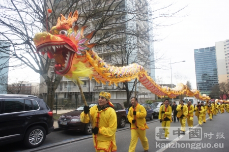 巴尼奥雷市新年舞龙表演