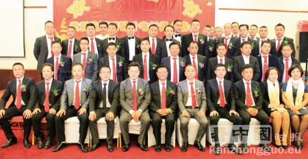 欧洲法国丽岙叶宅村同乡聚会筹备组合影（摄影：林莲怡/看中国）