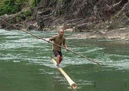 独木漂流！（网络图片）