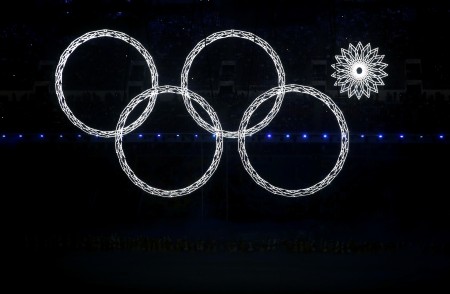 开幕式进行不久,就发生了奥运五环未能成功展现的重大故障。随后,索契冬奥会官网上发出消息,承认五环展示环节失误。(Getty Images) 开幕式进行不久,就发生了奥运五环未能成功展现的重大故障。随后,索契冬奥会官网上发出消息,承认五环展示环节失误。(Getty Images)