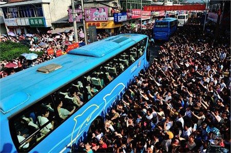 毛坦厂中学的送考车队。（网络图片）