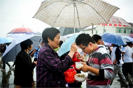 大部分学生晚饭就在校门口解决，风雨无阻。为了让孩子们有更多的时间去看书，每当放学时，更多家长将饭送到校园门口。（网络图片）
