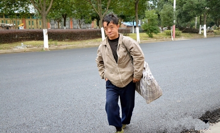 脱去外面的乞讨行头，换上干净衣服，坐上公交走了。（网络图片）