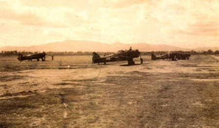 停在停机坪上的战斗机。（以上照片由林雨水大女儿林慰慈提供）