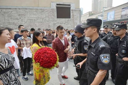 两人因活动没有经过备案审批被执勤警察带往派出所。(网络图片) 两人因活动没有经过备案审批被执勤警察带往派出所。(网络图片)