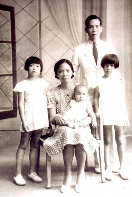 1943年6月、詹剑青将军(图站者)全家合照于西贡家中。图中央为詹张世德医生暨他们八个月大的儿子詹致远、右站者为长女詹爱娜、左站者为外甥女张馥清。(詹致远提供) 1943年6月、詹剑青将军(图站者)全家合照于西贡家中。图中央为詹张世德医生暨他们八个月大的儿子詹致远、右站者为长女詹爱娜、左站者为外甥女张馥清。(詹致远提供)