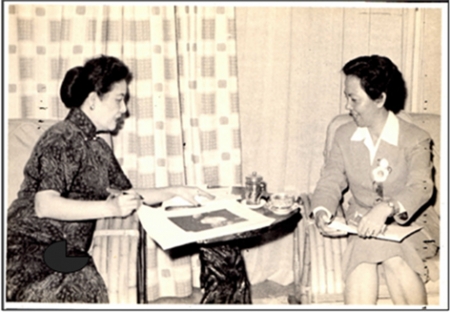 1956年、詹张世德医生(右)率团到台参加国庆庆典并前往官邸拜访蒋宋美龄(左)时合照。当时宋美龄正在其玉照上签名送给张世德留念。(詹致远提供) 1956年、詹张世德医生(右)率团到台参加国庆庆典并前往官邸拜访蒋宋美龄(左)时合照。当时宋美龄正在其玉照上签名送给张世德留念。(詹致远提供)