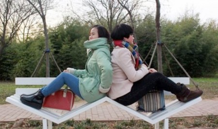 青岛市一公园内的景观座椅。（网络图片）