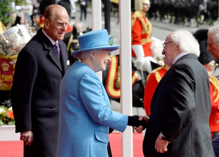 英国女王和爱丁堡公爵在温莎城堡迎接爱尔兰总统希金斯。(Getty Images) 英国女王和爱丁堡公爵在温莎城堡迎接爱尔兰总统希金斯。(Getty Images)