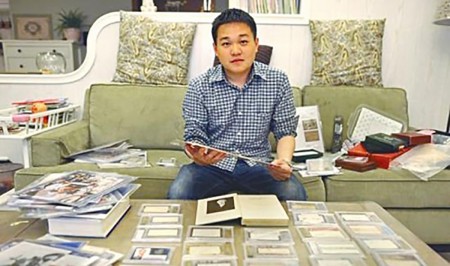 俞雪阳和他的收藏品。 俞雪阳和他的收藏品。