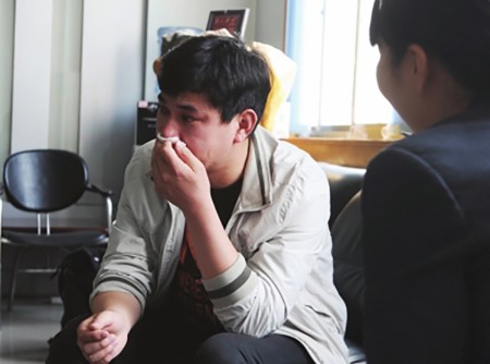 回忆起当初，刘怀强禁不住泪如雨下。（网络图片）