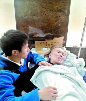 孟俊成在照顾病重的母亲潘保勤。（网络图片）