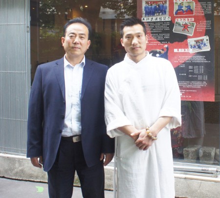 中国通备武学第六代正宗传人张飞鹏大师（左），法国国际天行武道馆馆长涂远见（右）摄于美丽城天行武道馆前。（摄影：林莲怡/看中国）