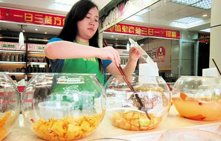 罗洁展示自己调制的泡菜。（网络图片）