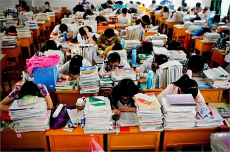 毛坦厂中学内，一间教室150人以上，显得十分拥挤，满满当当的教室内，所有的学生都在埋头学习。（网络图片）