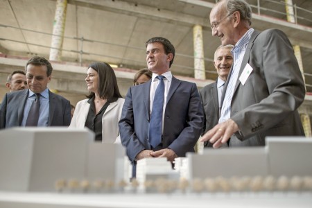 法国总理瓦尔兹(Manuel Valls)(中)和法国住房和地域平等部长皮耐勒(Sylvia Pinel)(前排左二)在参观一个建筑工地。(AFP/Getty Images) 法国总理瓦尔兹(Manuel Valls)(中)和法国住房和地域平等部长皮耐勒(Sylvia Pinel)(前排左二)在参观一个建筑工地。(AFP/Getty