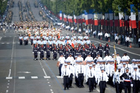 2013年7月14日法国国庆香榭丽舍大街上的国庆阅兵式（AFP/Getty Images）