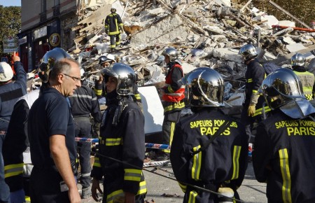 救援人员在Rosny-sous-Bois爆炸现场。(AFP/Getty Images) 救援人员在Rosny-sous-Bois爆炸现场。(AFP/Getty Images)