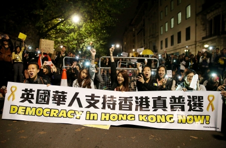 2014年10月1日晚,数以千计支持香港民主诉求的各界人士聚集在伦敦中使馆外和平示威,力挺香港占中,声援香港真普选。(Getty Images) 2014年10月1日晚,数以千计支持香港民主诉求的各界人士聚集在伦敦中使馆外和平示威,力挺香港占中,声援香港真普选。(Getty Images)